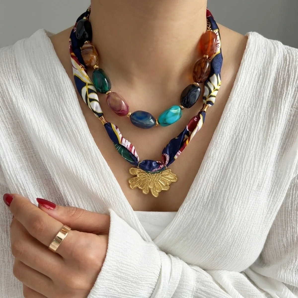 Botanisch bedruckter marineblauer Schal, Edelstahl-Halskette mit geprägten Blumen für Damen, unregelmäßiger Acryl-Perlen-Choker-Schmuck – Detail 19