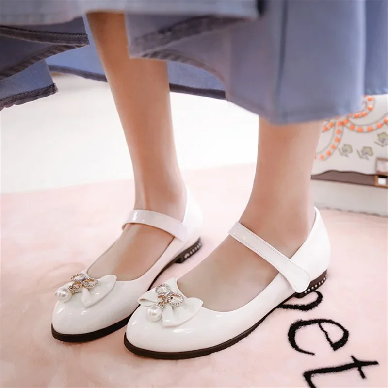 

YQBTDL 2025 Patent Leather Pearl Pendant Buckle Strap Bowknot Mary Jane Pumps Red Black White Low Heels Wedding New Bride Shoes