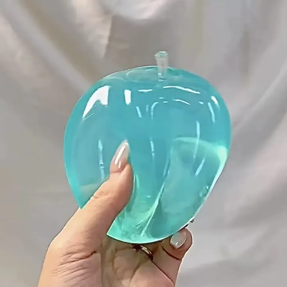 Weicher Quetsch-Apfel in Rosa, Blau und Grün als Sensorisches Fidget-Spielzeug für ADHS und Autismus mit Langsamer Rückfederung für Erwachsene und als Weihnachtsgeschenk – Detail 5
