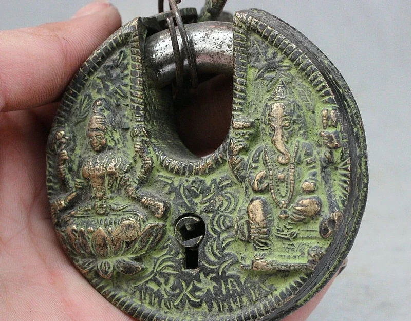 Old Tibet Buddhism Bronze Ganesha Lord Buddha 4 arms Chenrezig Statue Locks keys