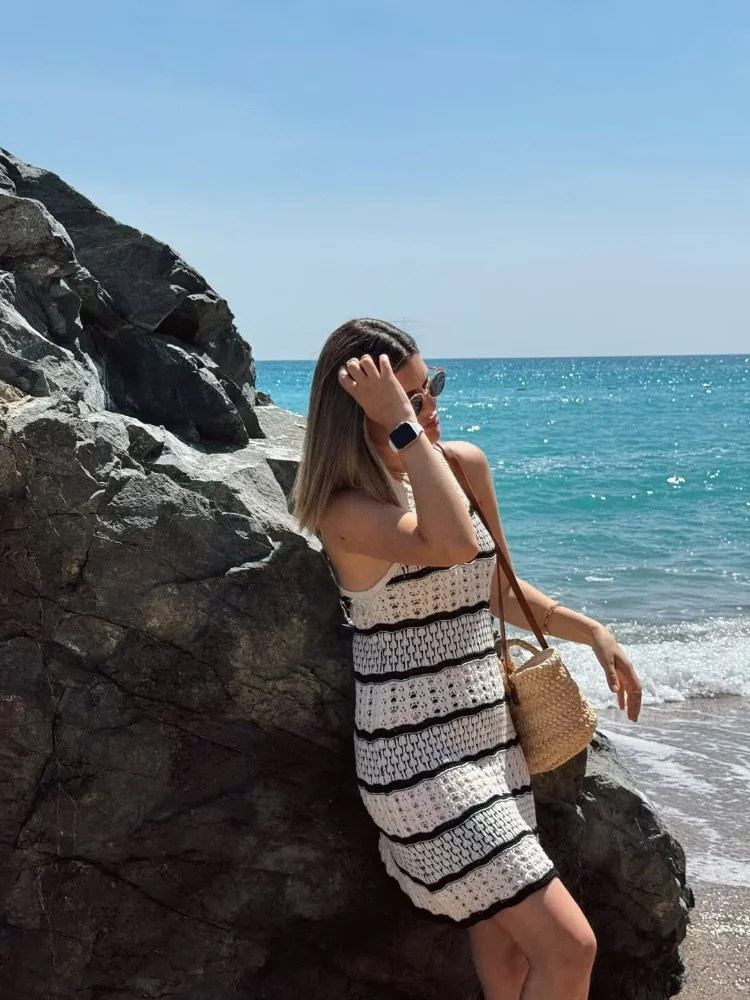 Mini robe horizontale sans manches pour femmes, noir et blanc, à la mode, col licou, découpée, nouvelle tenue de plage, de vacances, 2025