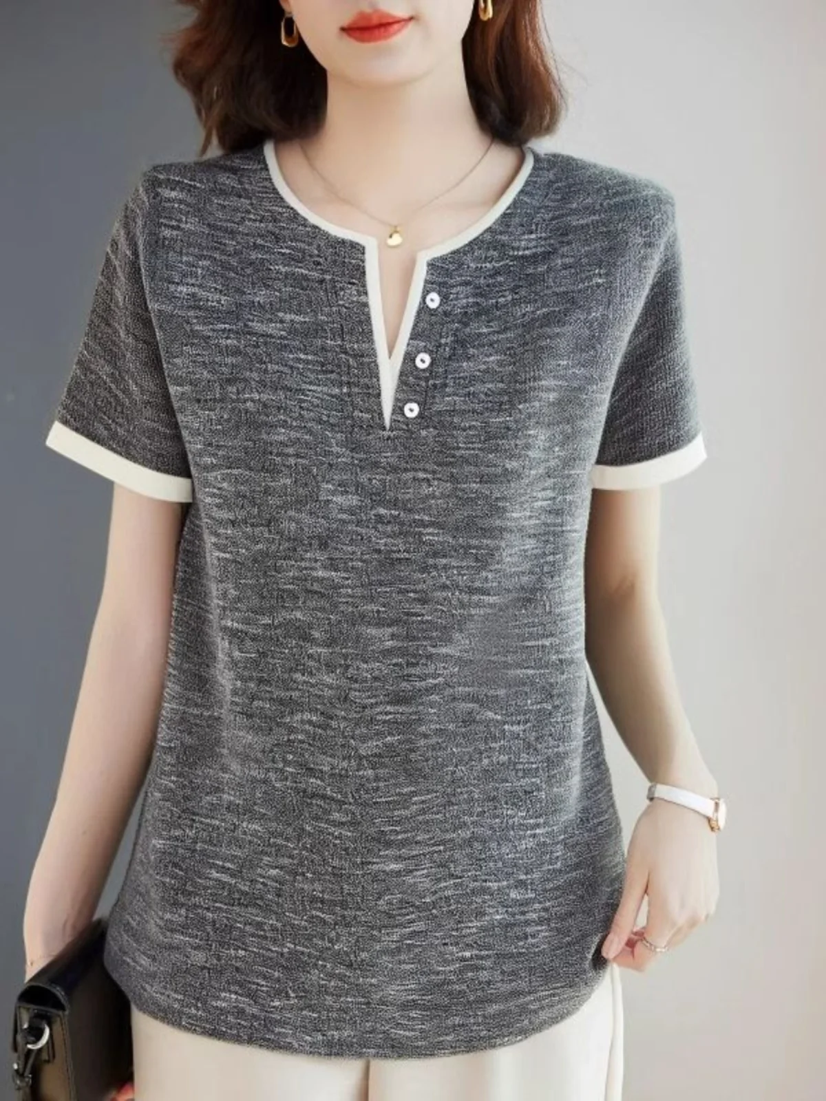 camiseta-feminina-casual-de-manga-curta-com-blocos-de-cores-novo-estilo-de-verao-moderna-decote-em-v-bolso-quadrado-caim