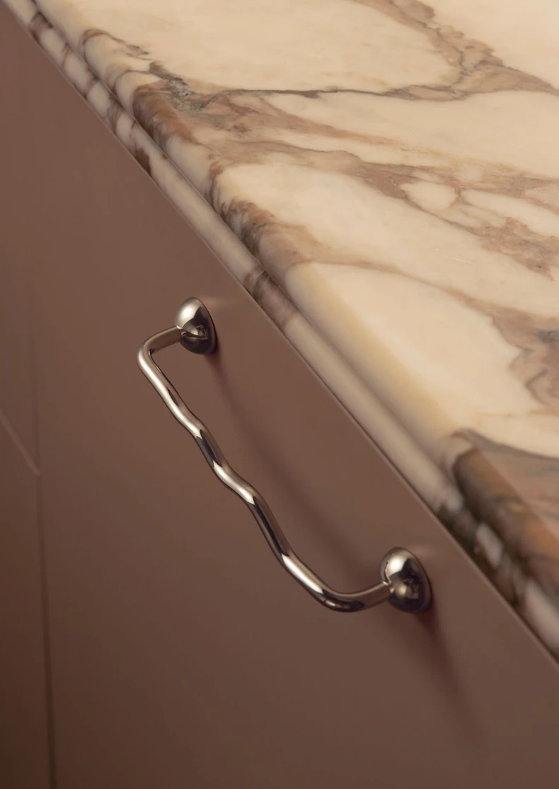 Simple Titanium Silver Cabinet Pulls Handle Medium Antique Wardrobe Cabinet Door Drawer Brass Furniture Hardware Handle