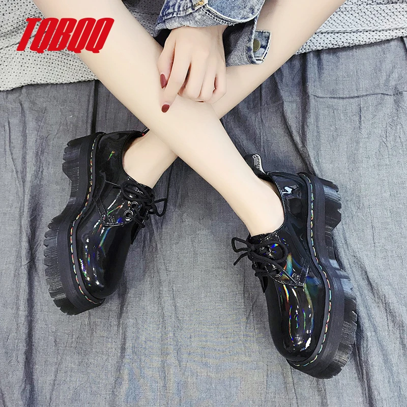 المرأة منخفضة أعلى الأحذية الشرير القوطية نمط سميكة القاع 3 ثقوب جلد طبيعي منصة حذاء من الجلد طالب عادية الشارع الأحذية