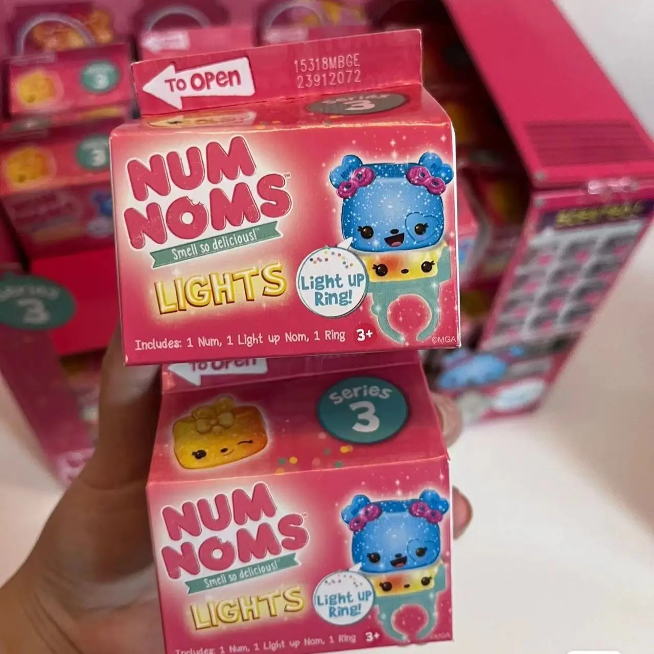 Num Noms تضيء حلقة الوحل لذيذ جدا مفاجأة اللعب سر ماكياج الشفاه لمعان رائحة Snackables Kawaii دمى