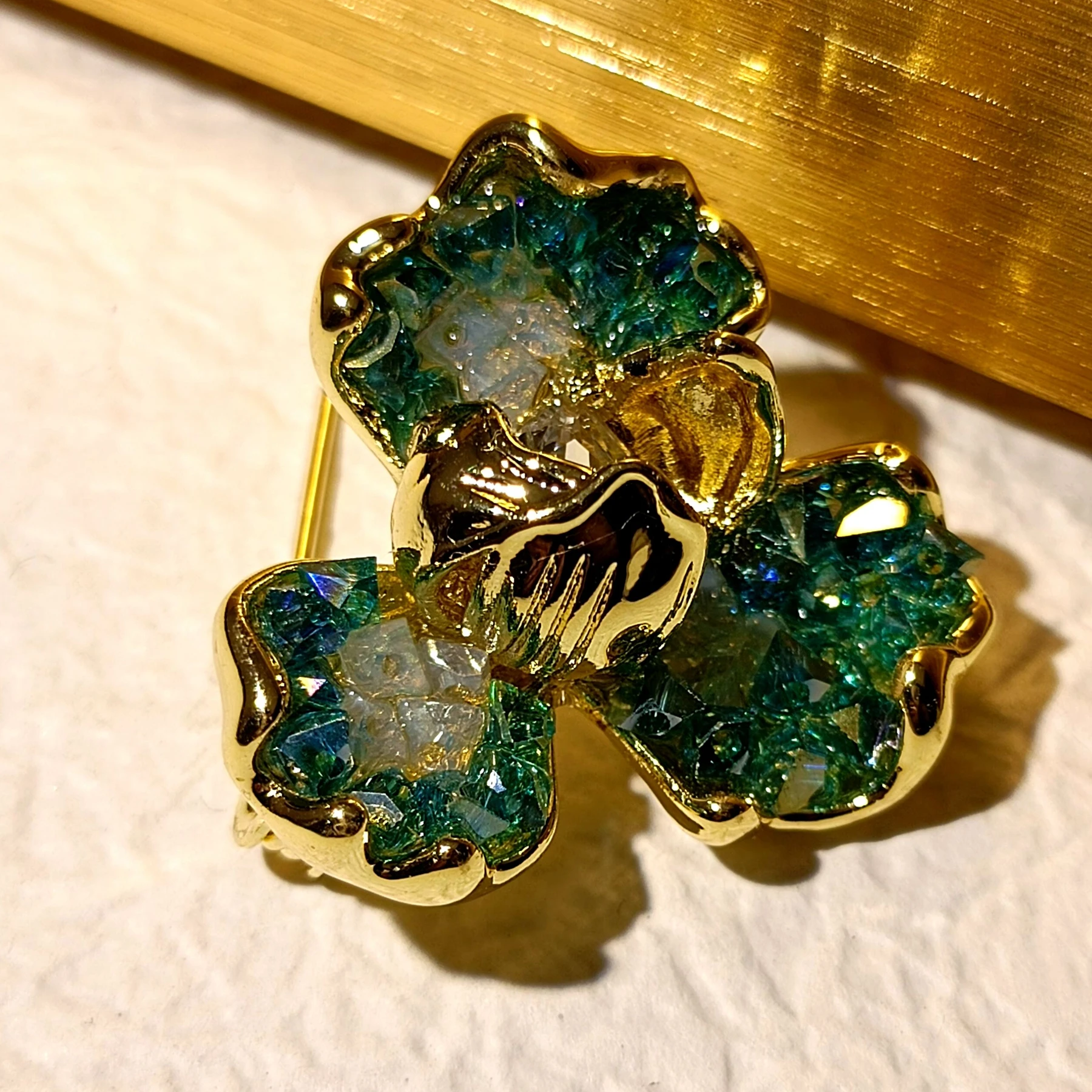 Gorgeous Blue Rock Crystal Stones 3 Petal Flower Brooch Pin
