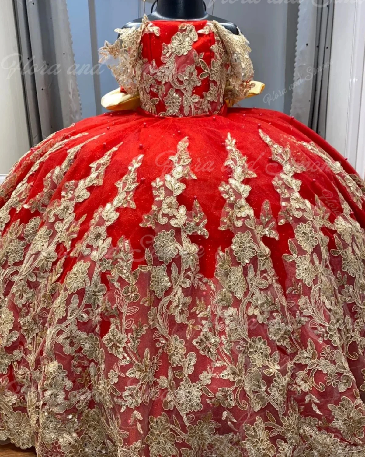 Vestido lujoso de flores rojas para niña, vestido de fiesta infantil con lazo de encaje dorado esponjoso para fiestas de actuación de banquete de comunión personalizado