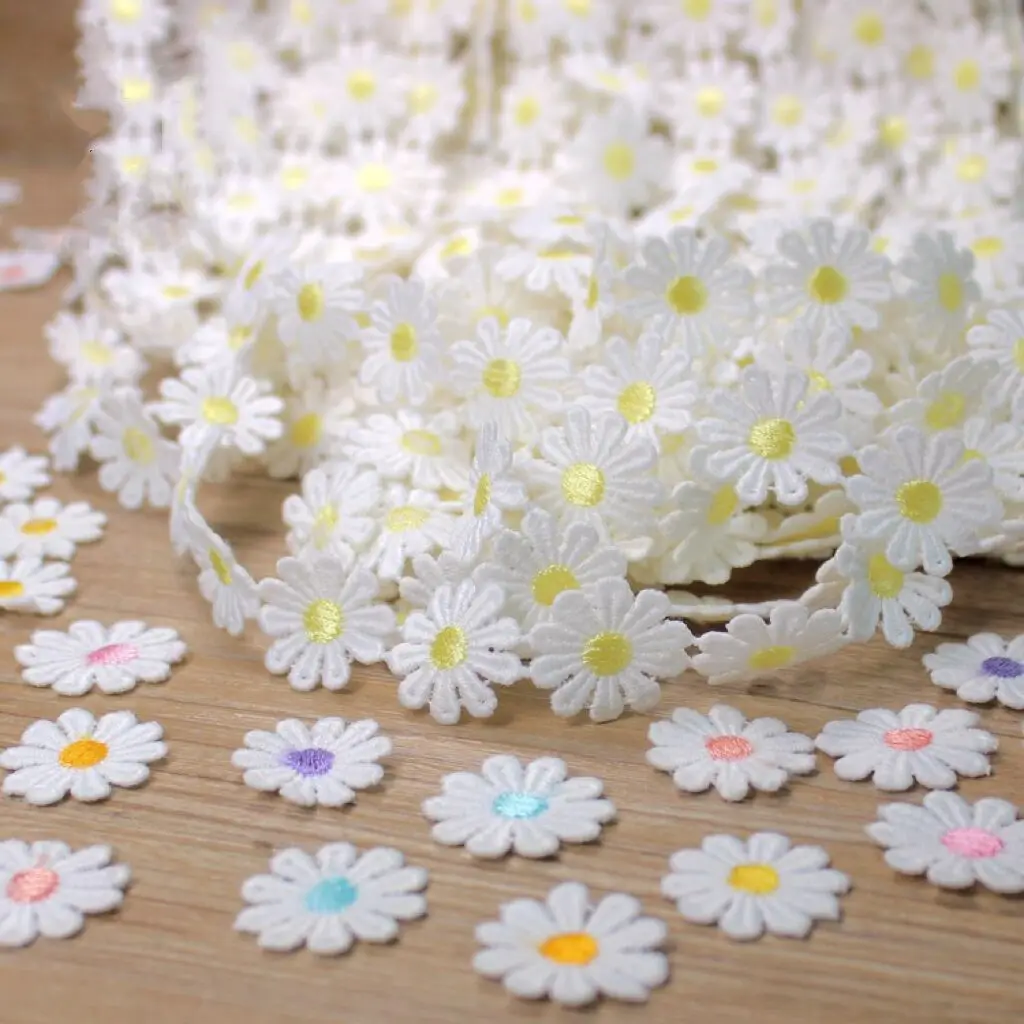 2.5CM Wide Beautiful White Embroidered Daisy Lace Fabric 3d Flowers Lace Ribbon Dress Collar Hats Headwear Sewing Trimming Decor