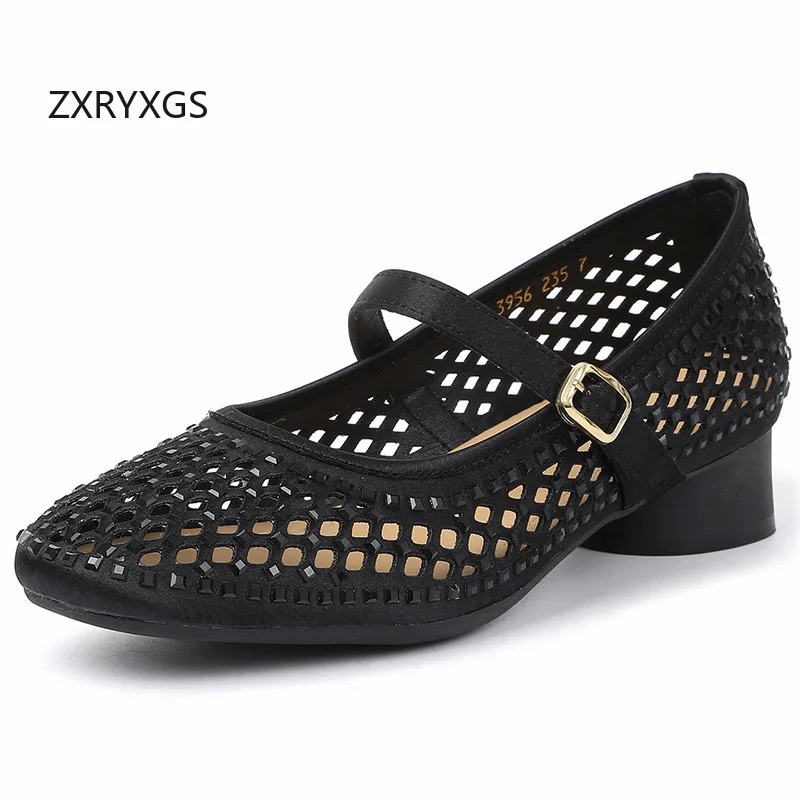 

Женские модные сандалии ZXRYXGS из микрофибры с полыми стразами, на среднем каблуке, новинка лета 2026, для мам, большие размеры