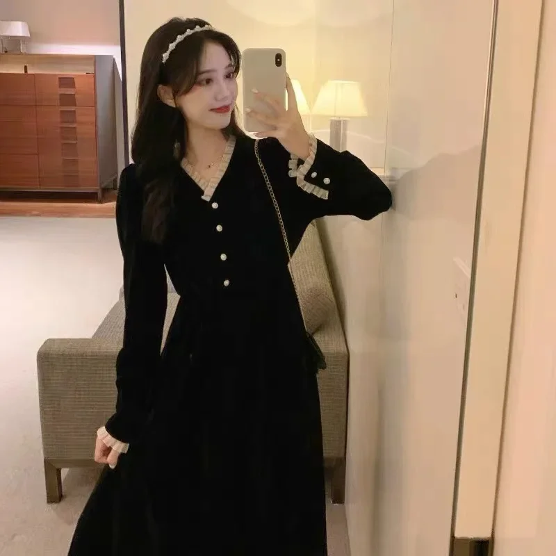 Elegant Long Black Dress Vintage Style Silk Velvet V-Neck Slimming Niche Dress For Autumn/Winter 2024 New Arrival