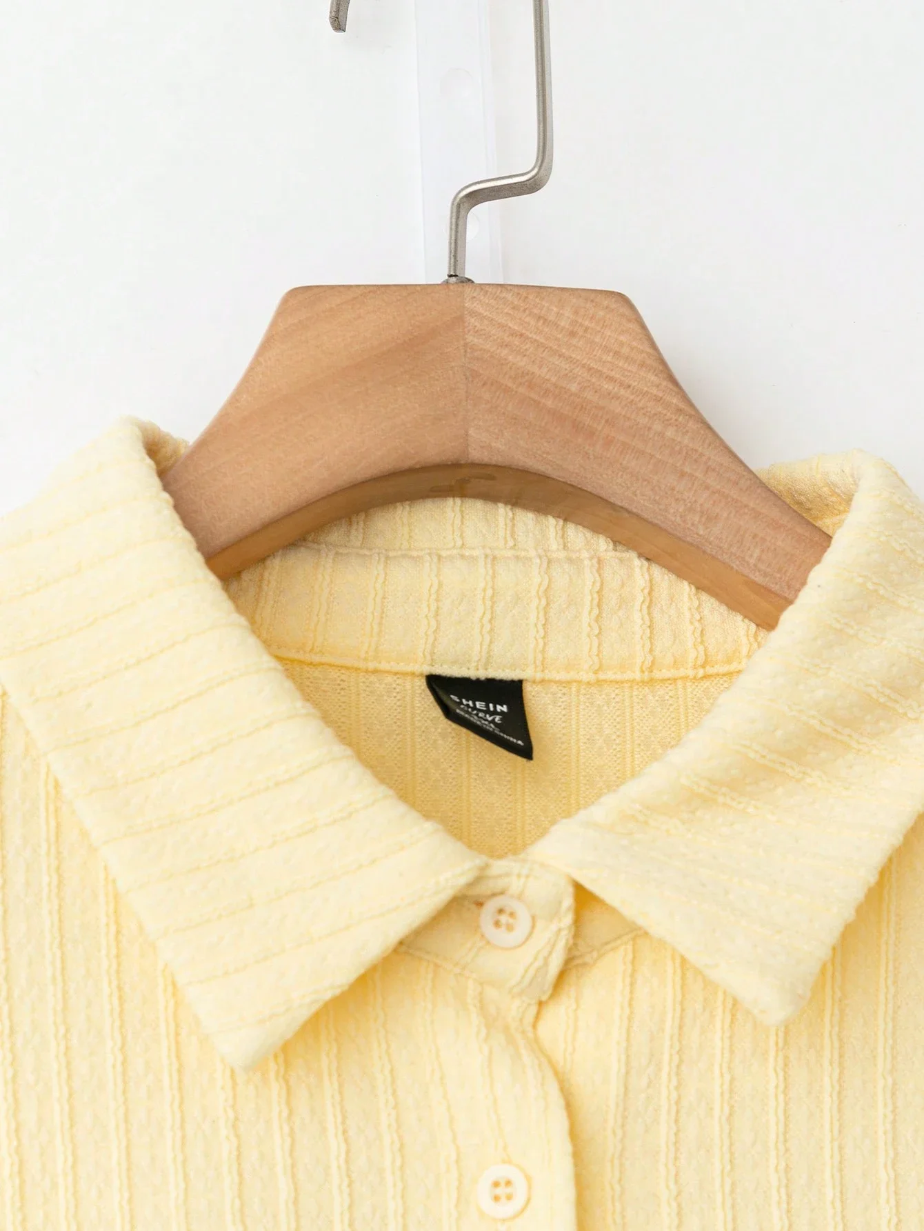 

Светло-желтая трикотажная рубашка с длинными рукавами и бантом на завязках спереди