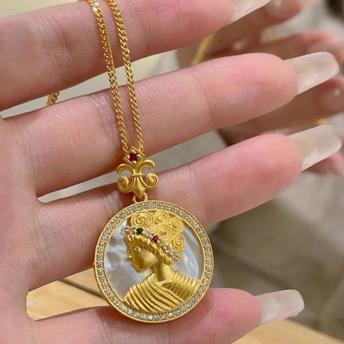 9999 24K real gold retro court style White Shell Queen necklace light luxury high fashion super expensive