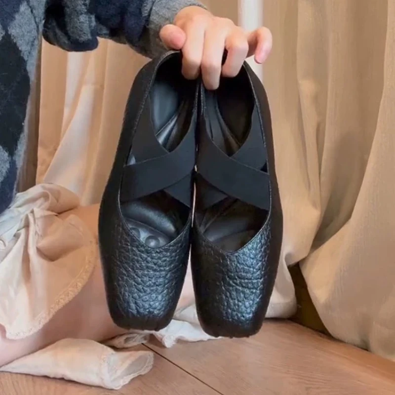 2025 Fibbia in metallo Tacco largo con una banda Scarpe singole Autunno Nuovo Punta quadrata Bocca superficiale Suola morbida Scarpe basse antiscivolo