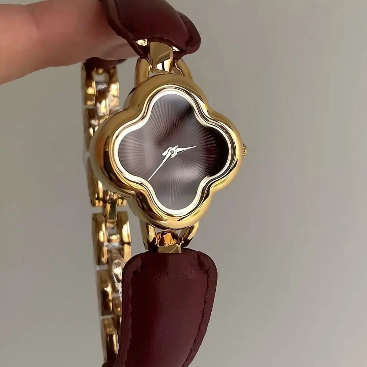 ساعة نسائية ريترو جديدة، ساعة كوارتز عصرية ريترو مع سوار بتصميم جلدي بأربع أوراق البرسيم