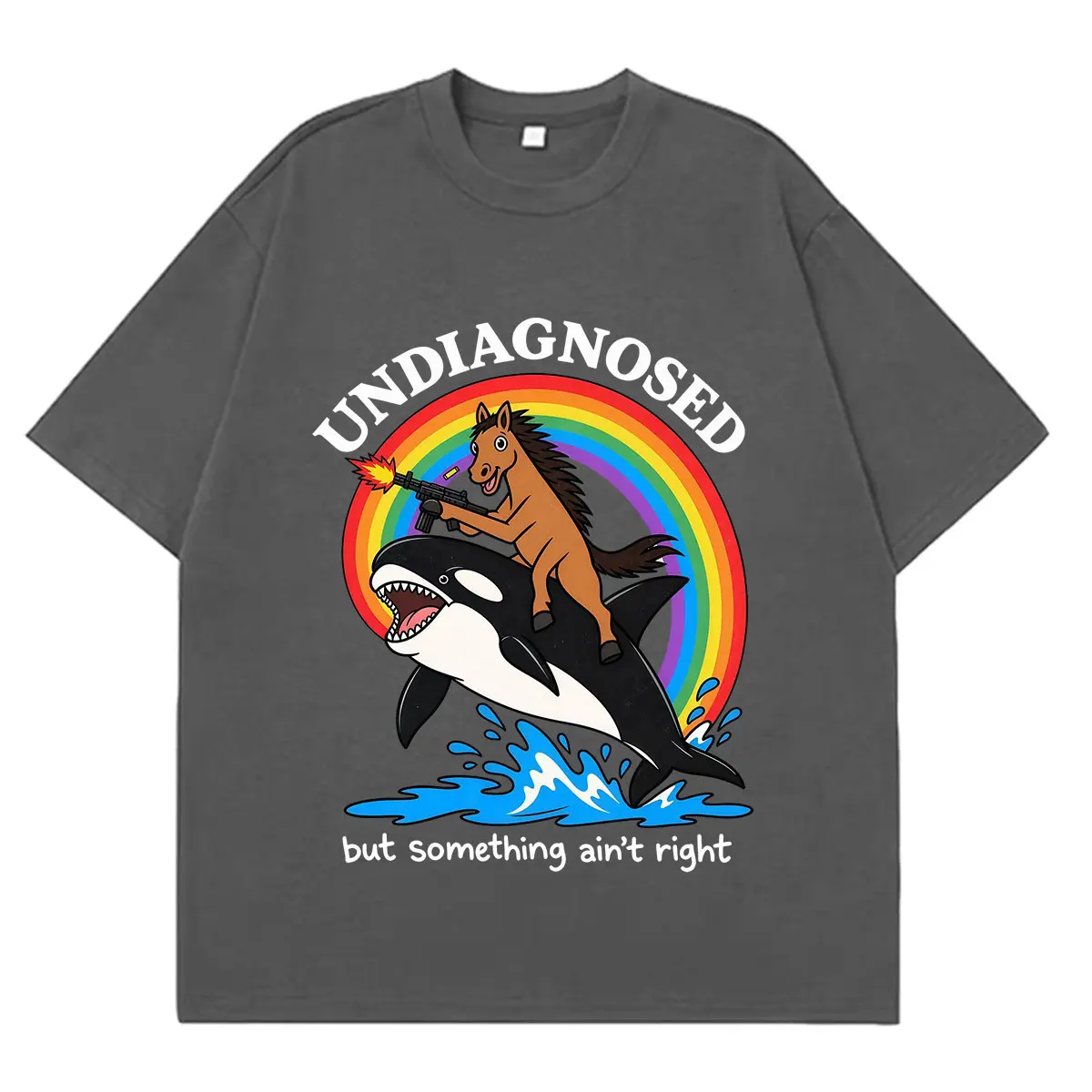Unbehandelt, aber etwas stimmt nicht – Pferd mit Orca, lustiges Meme, T-Shirt für Männer und Frauen, modisches Kurzarm-T-Shirt aus Baumwolle, lässiger Stil. – Detail 5