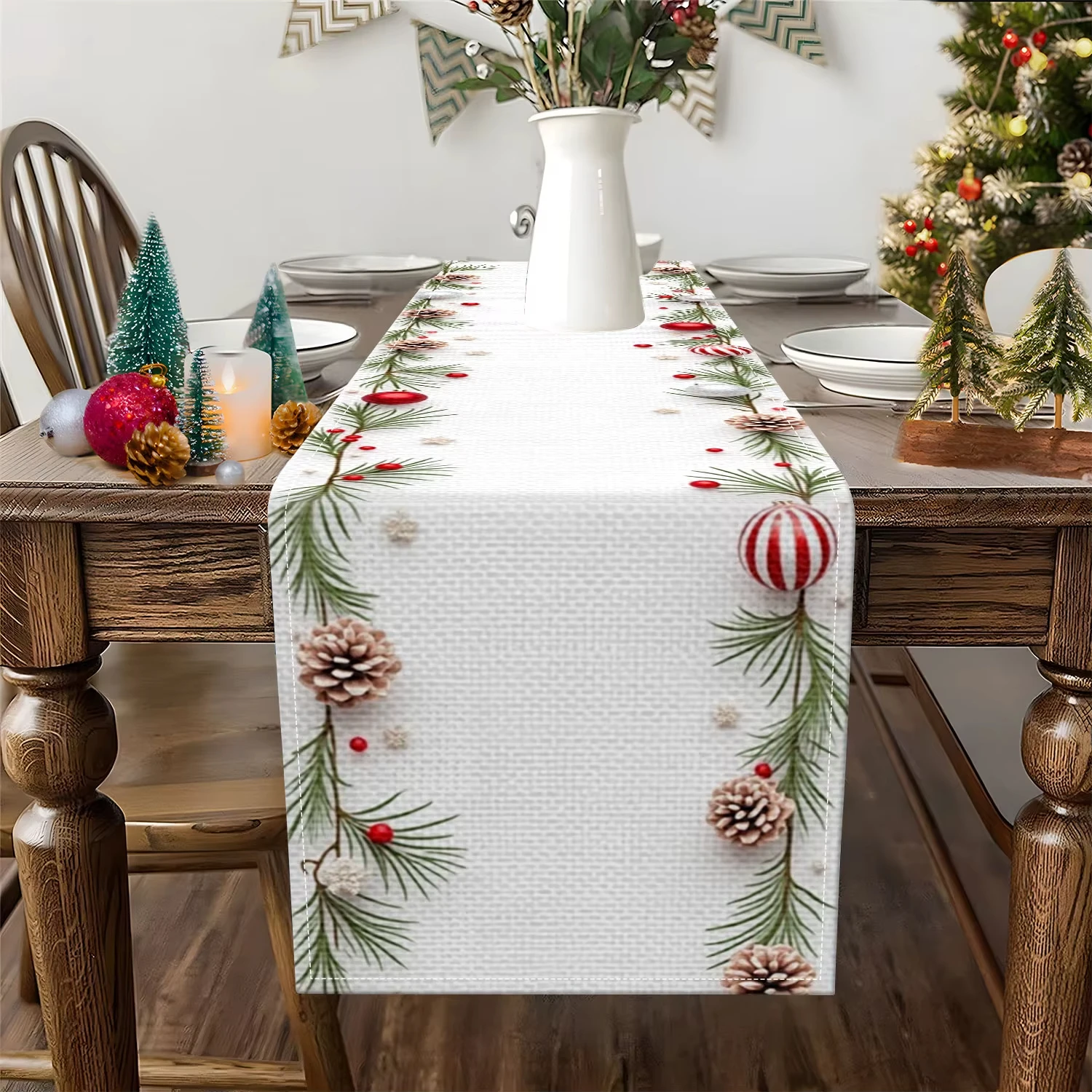 1 Stück Tischläufer mit Kiefernzweigen, bunten Kugeln und Tannenzapfenmustern, geeignet für Weihnachtsfeiern und Heimdekorationsszenen