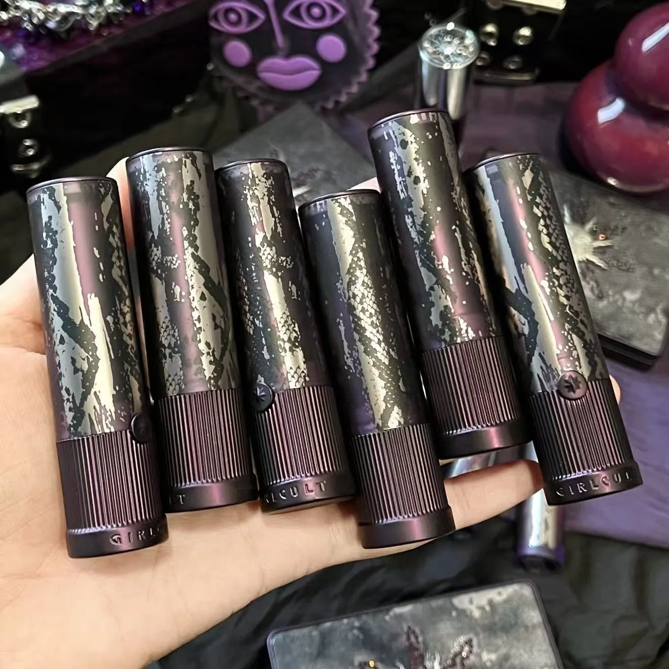 Szminka Girlcult Matte Lipstick, nawilżająca, intensywny kolor, z witaminą E, gładka, miękka tekstura, długotrwały matowy połysk.