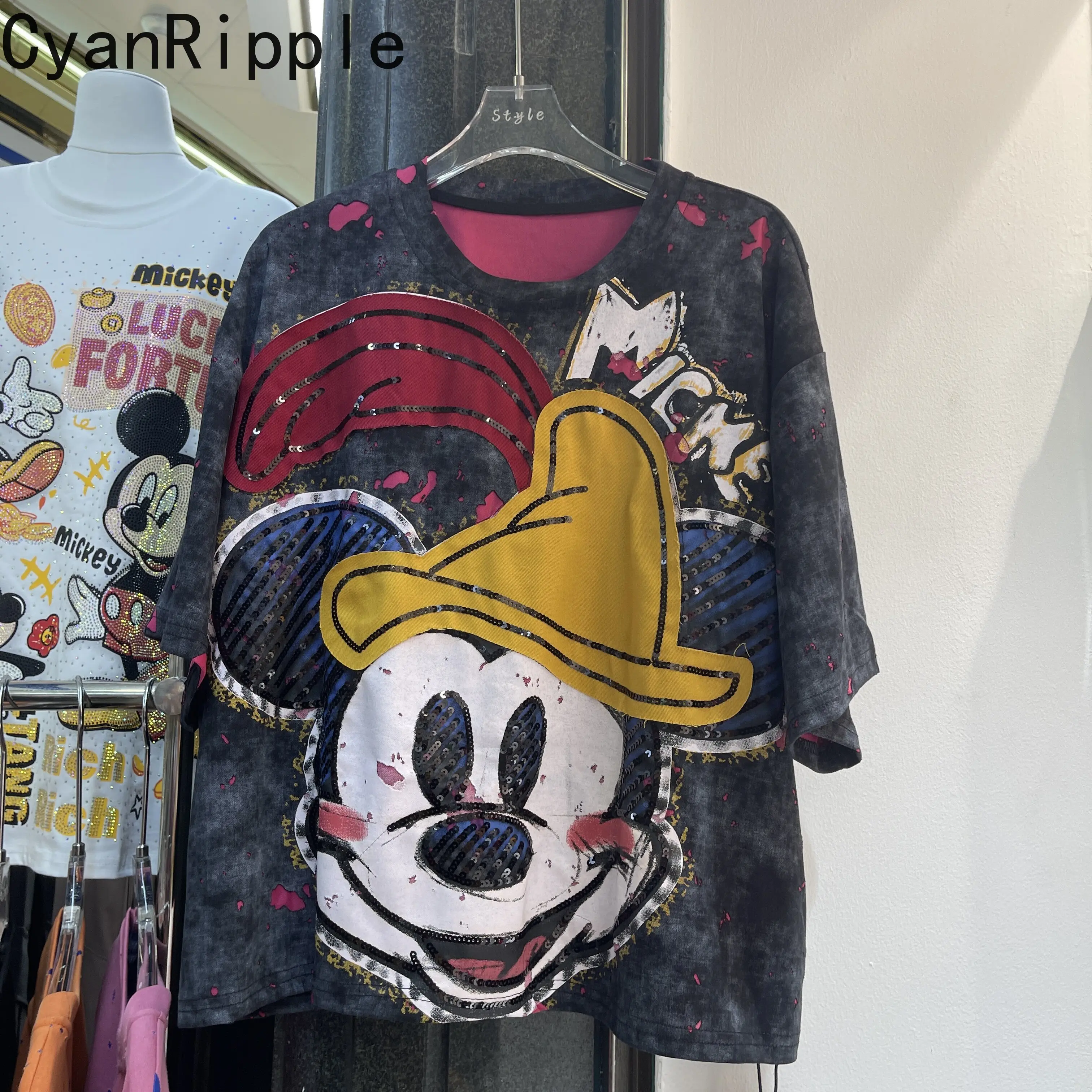 

Модная новая женская футболка оверсайз на весну-лето с милым принтом Микки Мауса и пайетками, с круглым вырезом, коротким рукавом, хлопковая, с вырезами