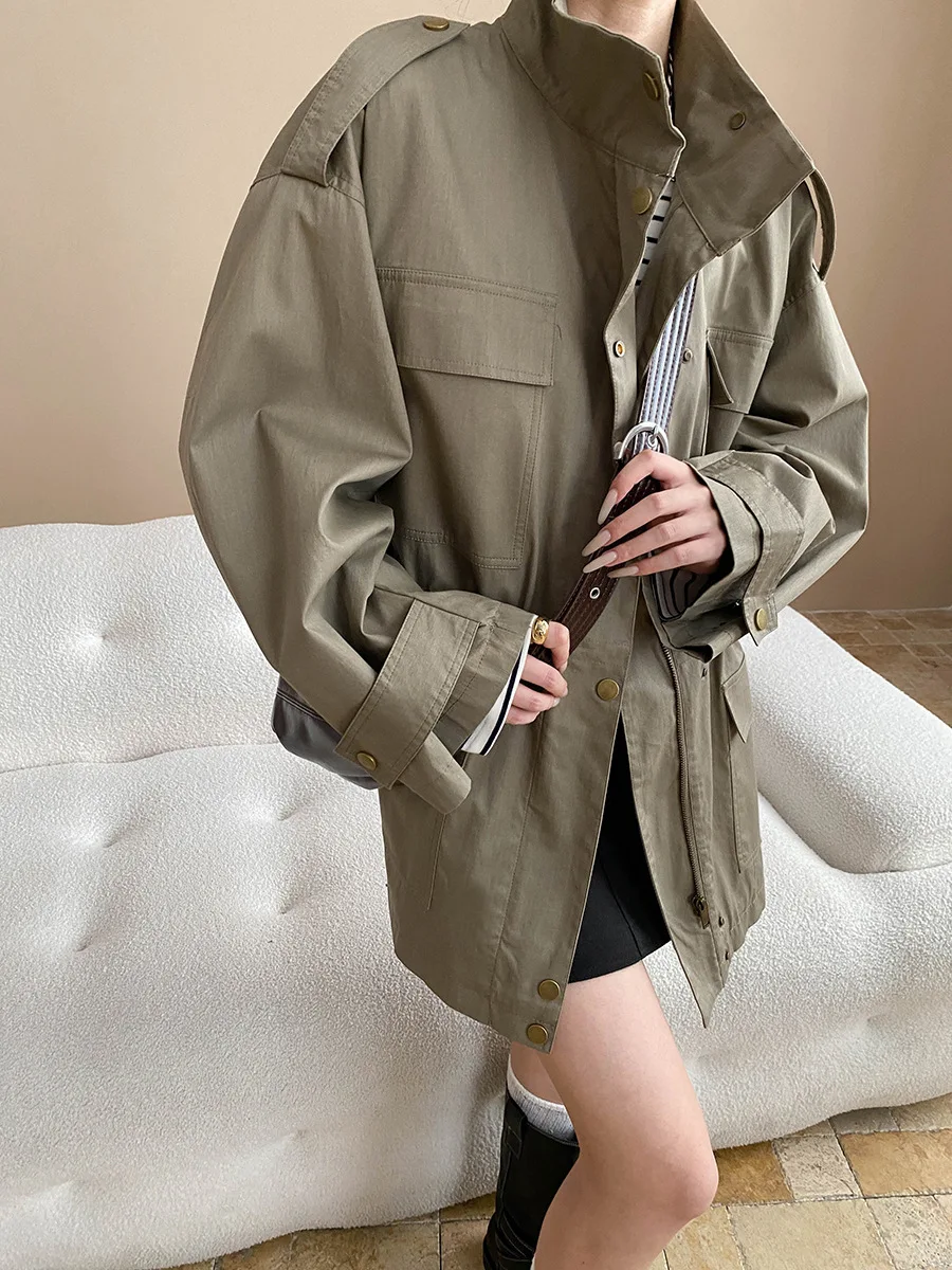 Damski khaki płaszcz trencz cargo oversize z kołnierzem stójką, 4 kieszenie, casualowy.