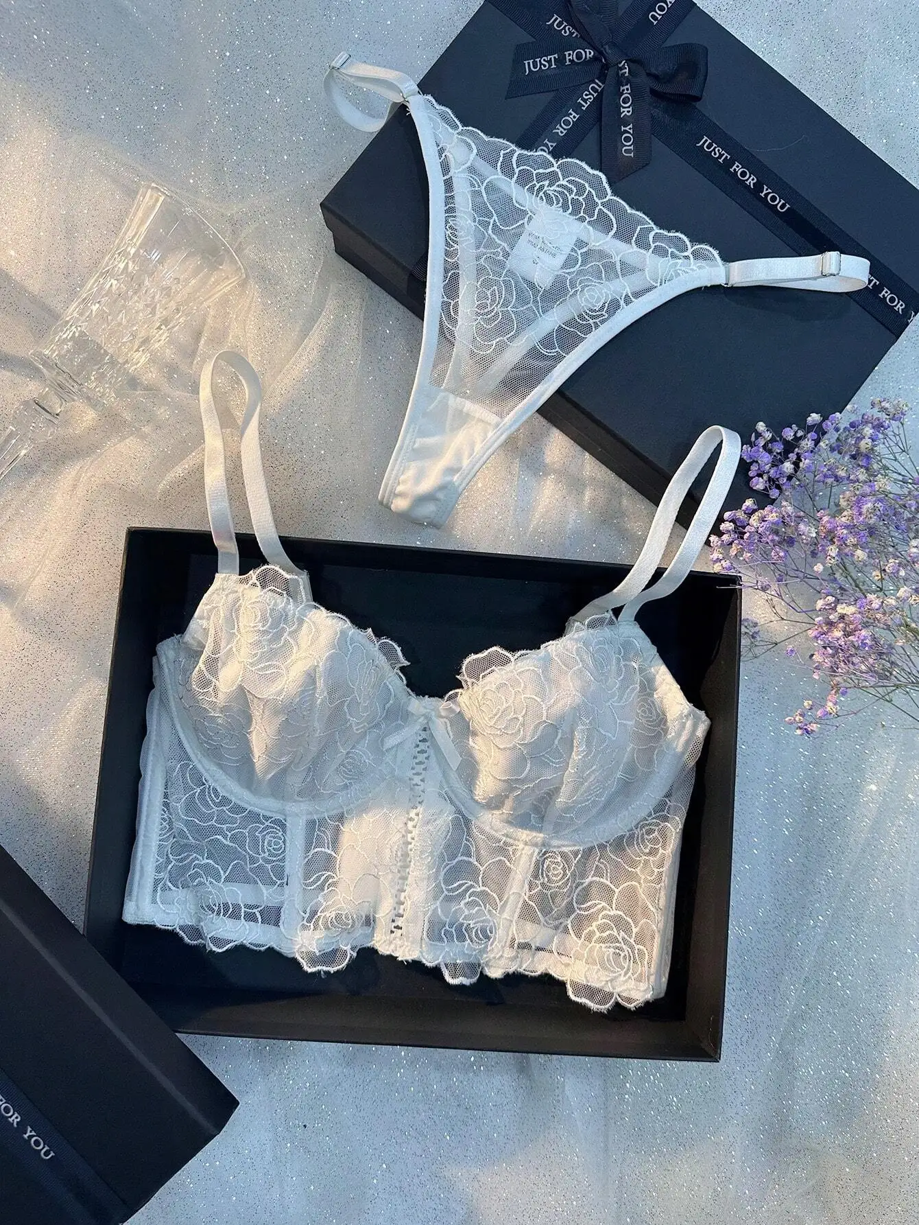 

Комплект нижнего белья из кружевного сетчатого бюстгальтера и трусиков с цветочной вышивкой для свадьбы или особых случаев