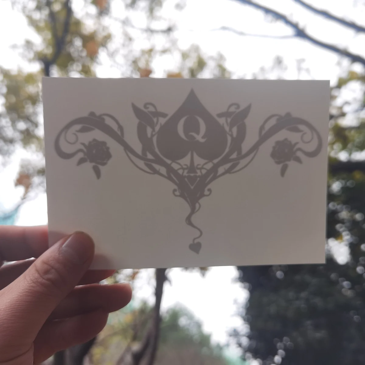 Queen of Spades Rose Temporäre Tattoo-Aufkleber mit großem Rückenmotiv | 2 Größen zur Auswahl: 15cm & 21cm, Wasserfeste Fake Body Art für Frauen – Detail 3