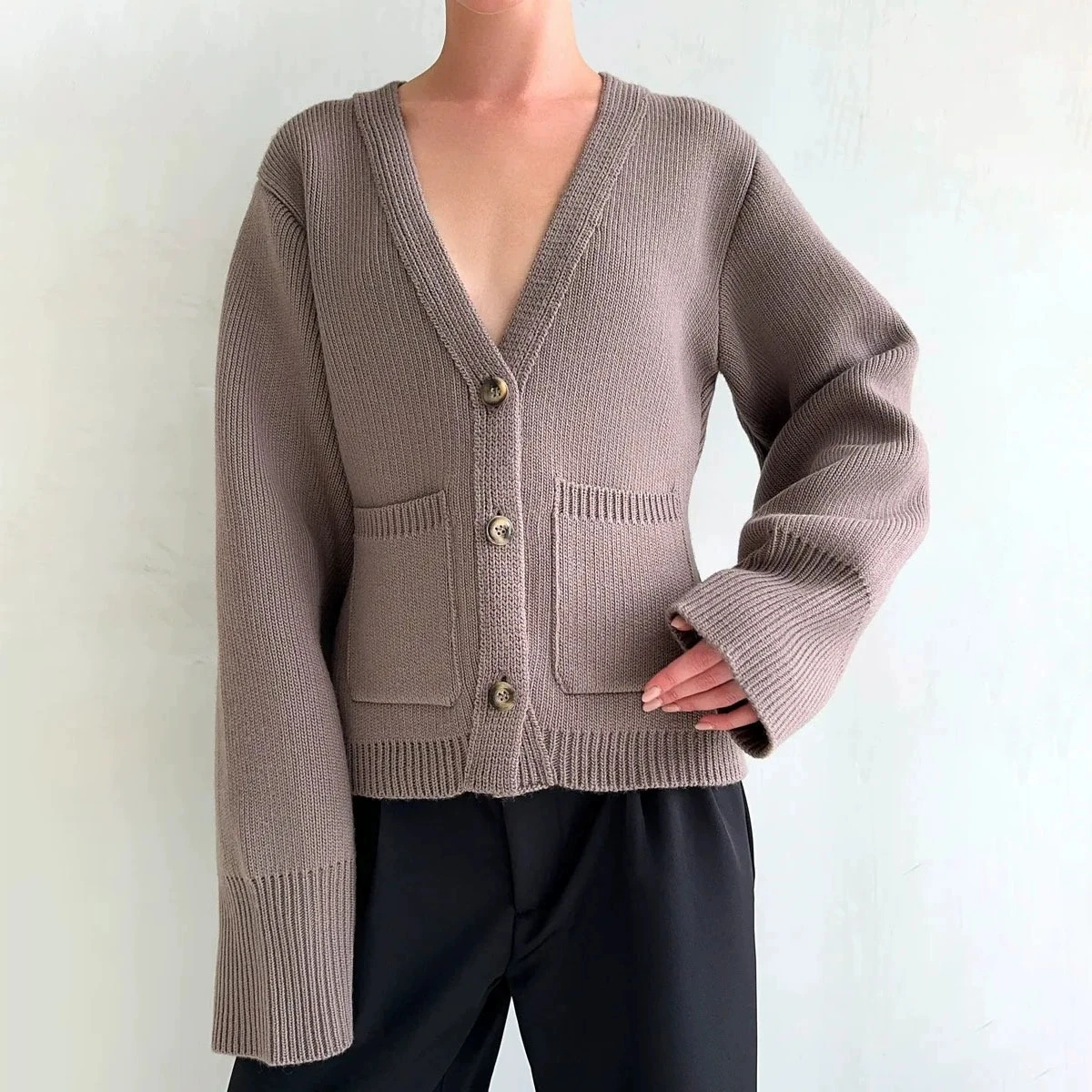 

2025 Autumn Winter New Loose Fashionable Long Sleeved V-Neck Pocket Knitted Cardigan Sweater Women