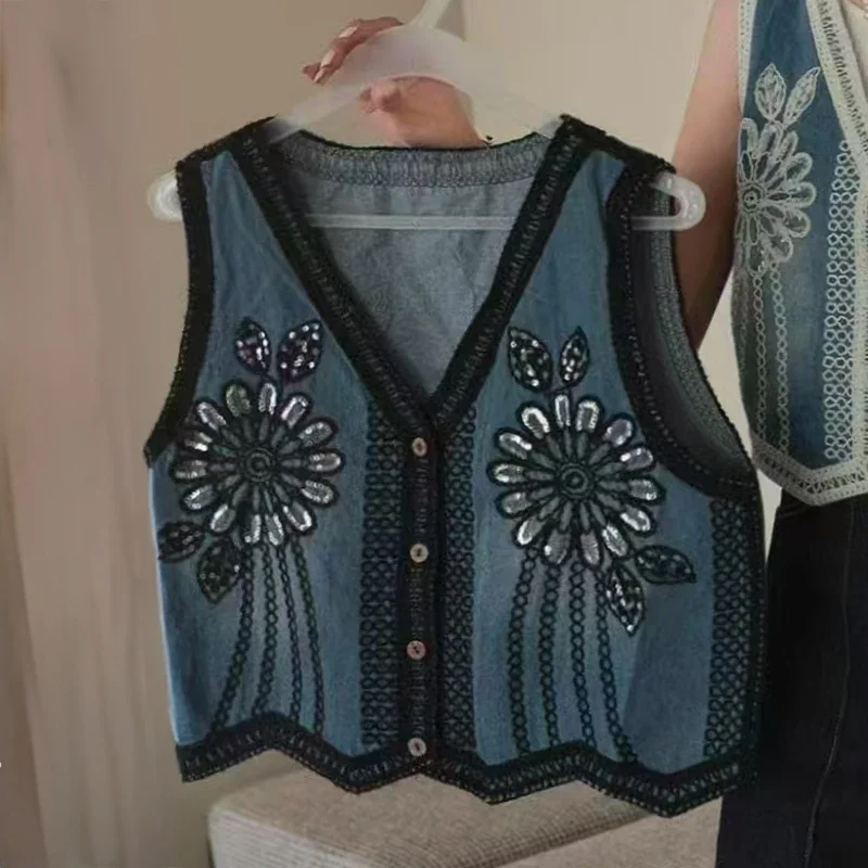 سترة علوية من قماش الدنيم مع زر مطرز بالزهور أسفل رقبة على شكل حرف V بدون أكمام صدرية قصيرة صيفية بوهو شيك للشاطئ