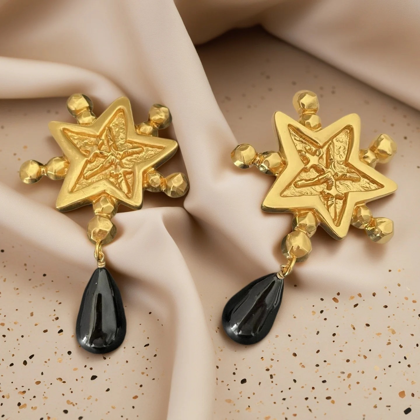 Yuri Ailey Vintage Star Clip‑on Earrings Antique Gold Star Embossed Black Teardrop Dangle Non‑Piercing Ear Jewelry For Women