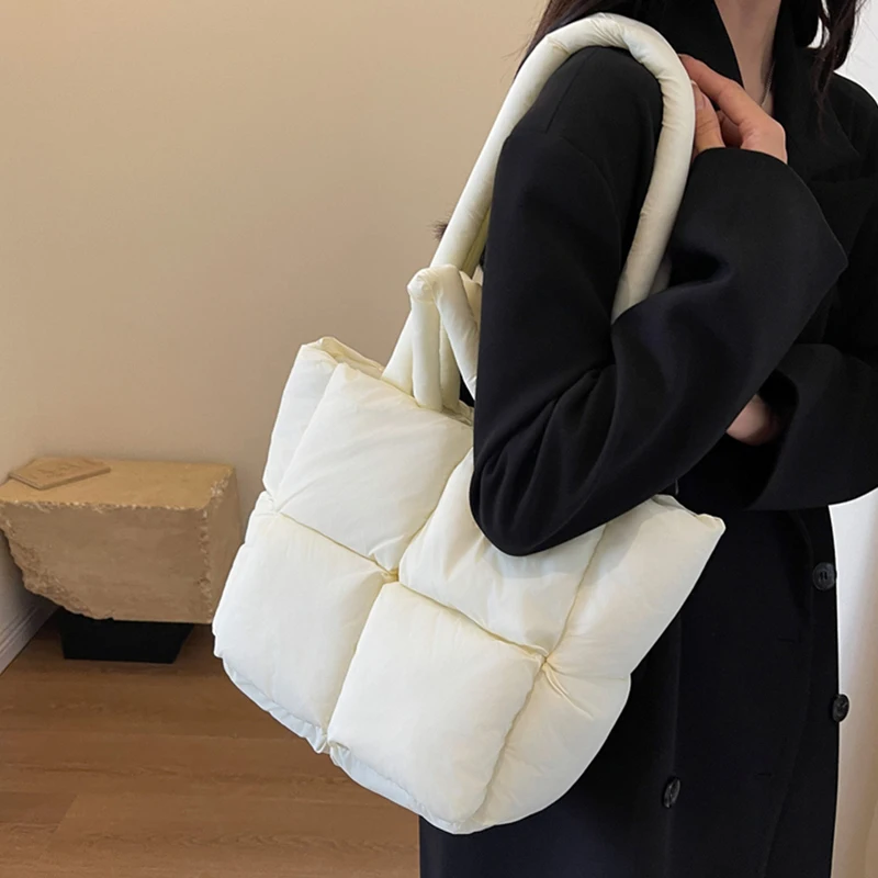 Bolsa de ombro acolchoada feminina, designer de moda de inverno, sacola e bolsas de tendências suaves, 2023