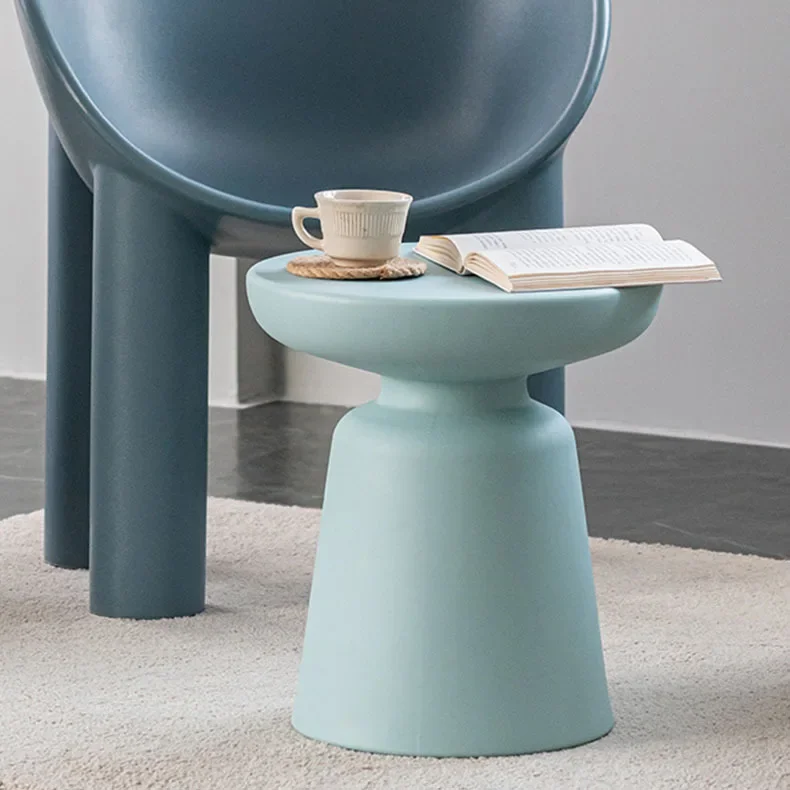 طاولة قهوة مستديرة من البلاستيك الشمالي، غرفة معيشة بسيطة وحديثة ومبتكرة، وطاولة مستديرة لنافذة الخليج وشرفة بجانب السرير