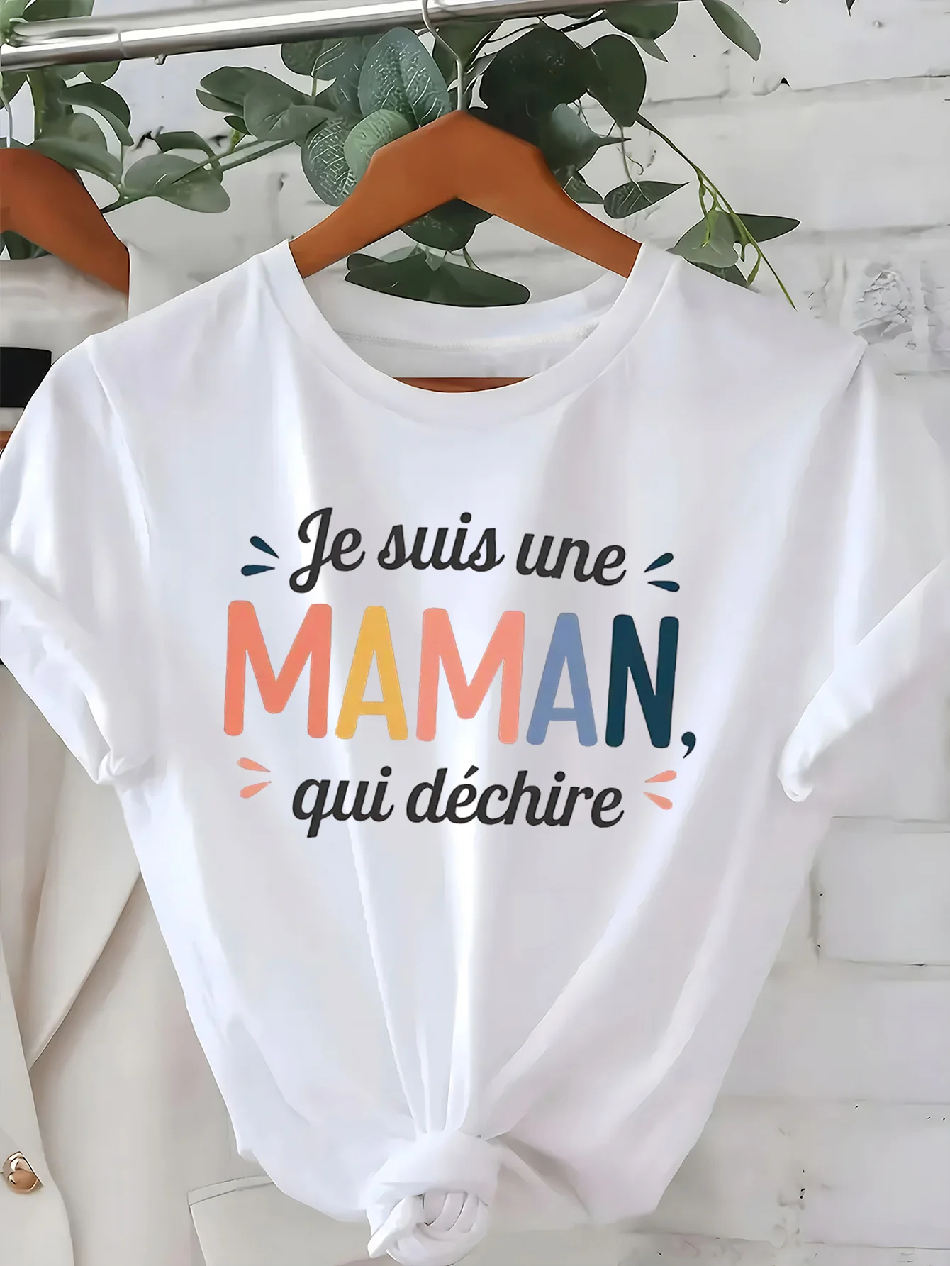 1 Stück „Je suis une MAMAN, qui dechire“ Lässiges Kurzarm-T-Shirt für Damen mit französischem Zitat – auffälliger bunter Schriftzug
