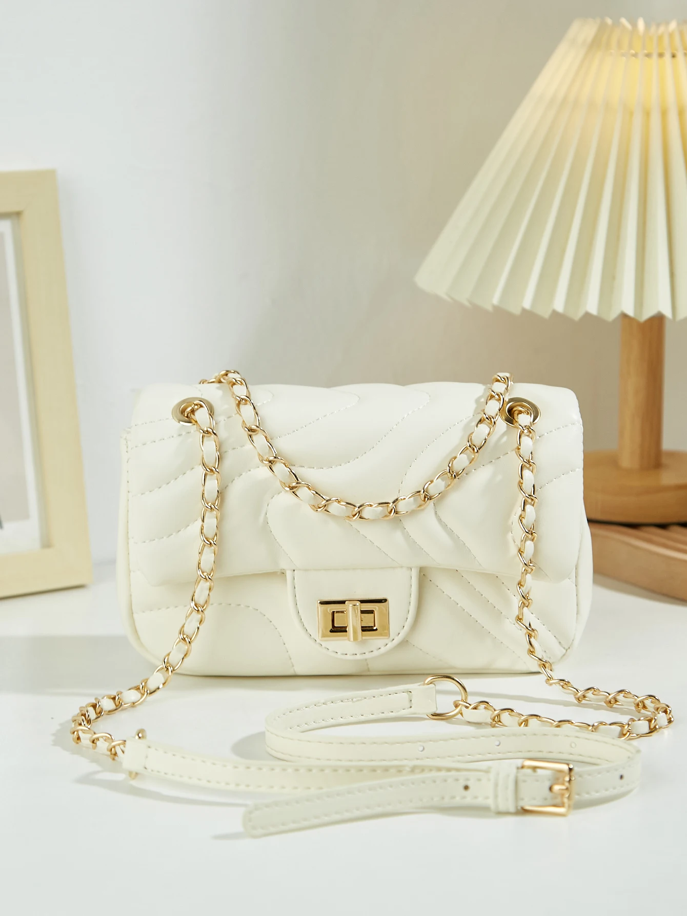 

New Minimalist, Stylish, Elegant, and Versatile Small Square Bag Suitable for Daily Commuting and Weekend Dates