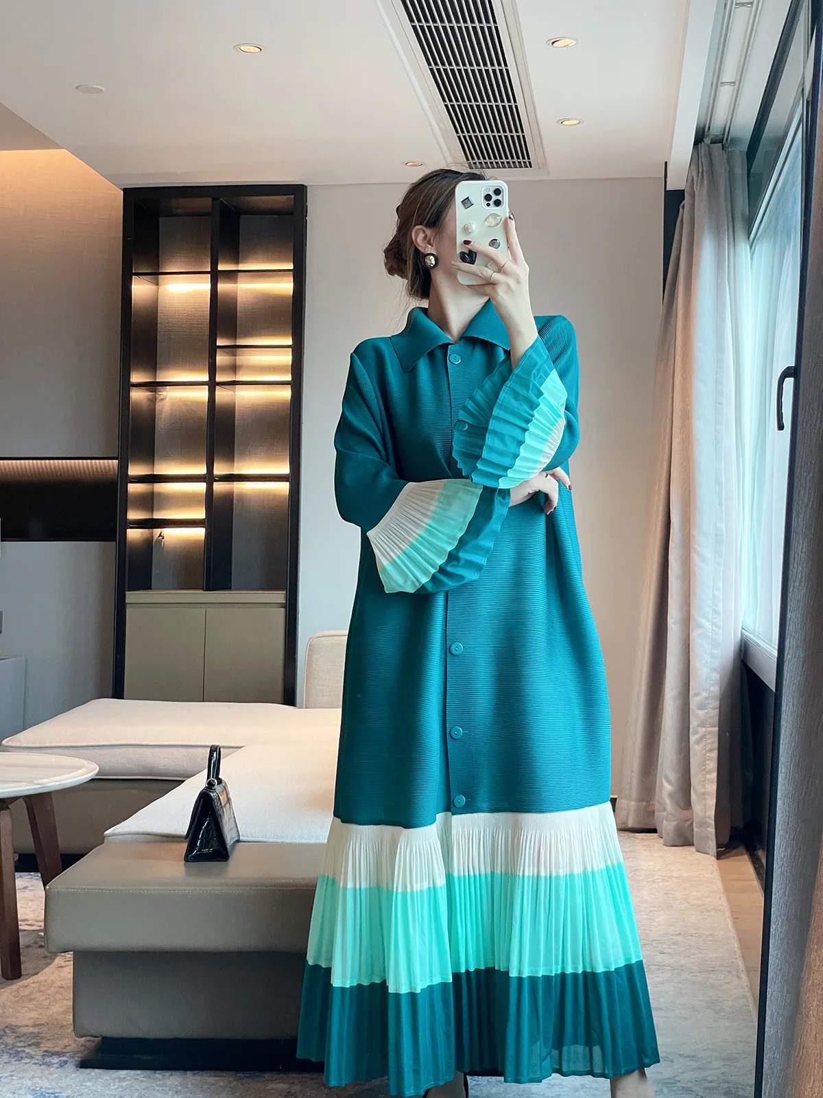 

Pleated 2023 Autumn New French Design Colorblock Lapel Loose Covering Dress Elegant Long Dress