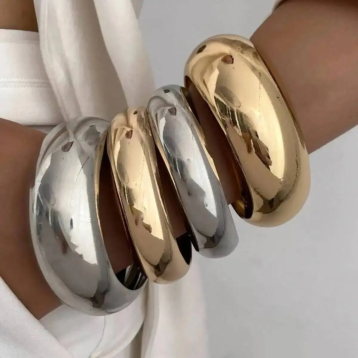 

KunJoe 4Pcs/Set Minimalist Gold Color Silver Color Wide Bracelets for Women Punk Smooth Round Stackable Bangle Party Jewelry