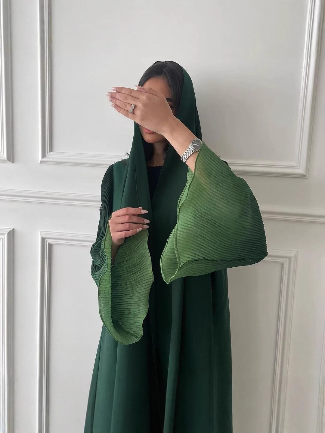 رداء نسائي بأكمام على شكل أوراق اللوتس العربية في الشرق الأوسط مع أصفاد واسعة وتصميم مخطط وسترة حجاب متدرجة اللون