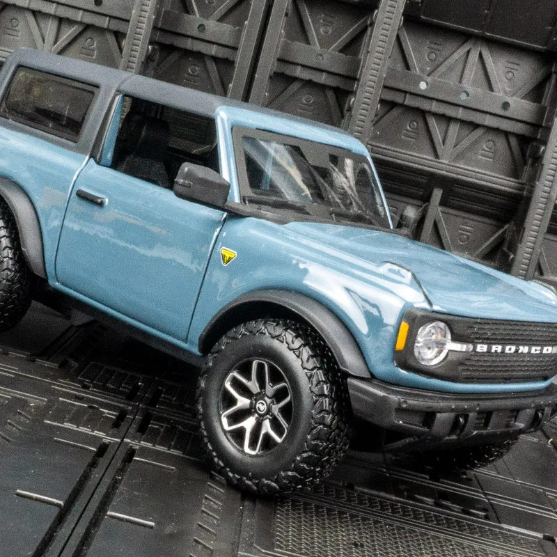 

Maisto 1:24 Ford Bronco alloy car model doors can be opened suitable for collection and can be given as a gift to friends