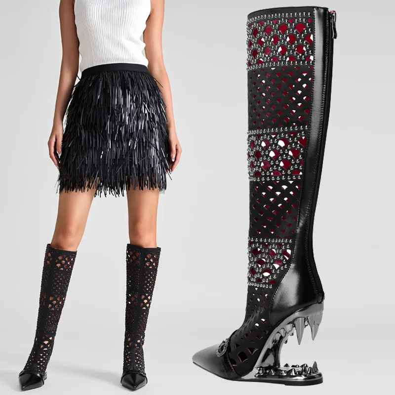 

Черные сапоги до колена с вырезом и шипами, уникальный декор на каблуке с шипами, стильная красная подкладка с острым носком для элегантного ночного клуба