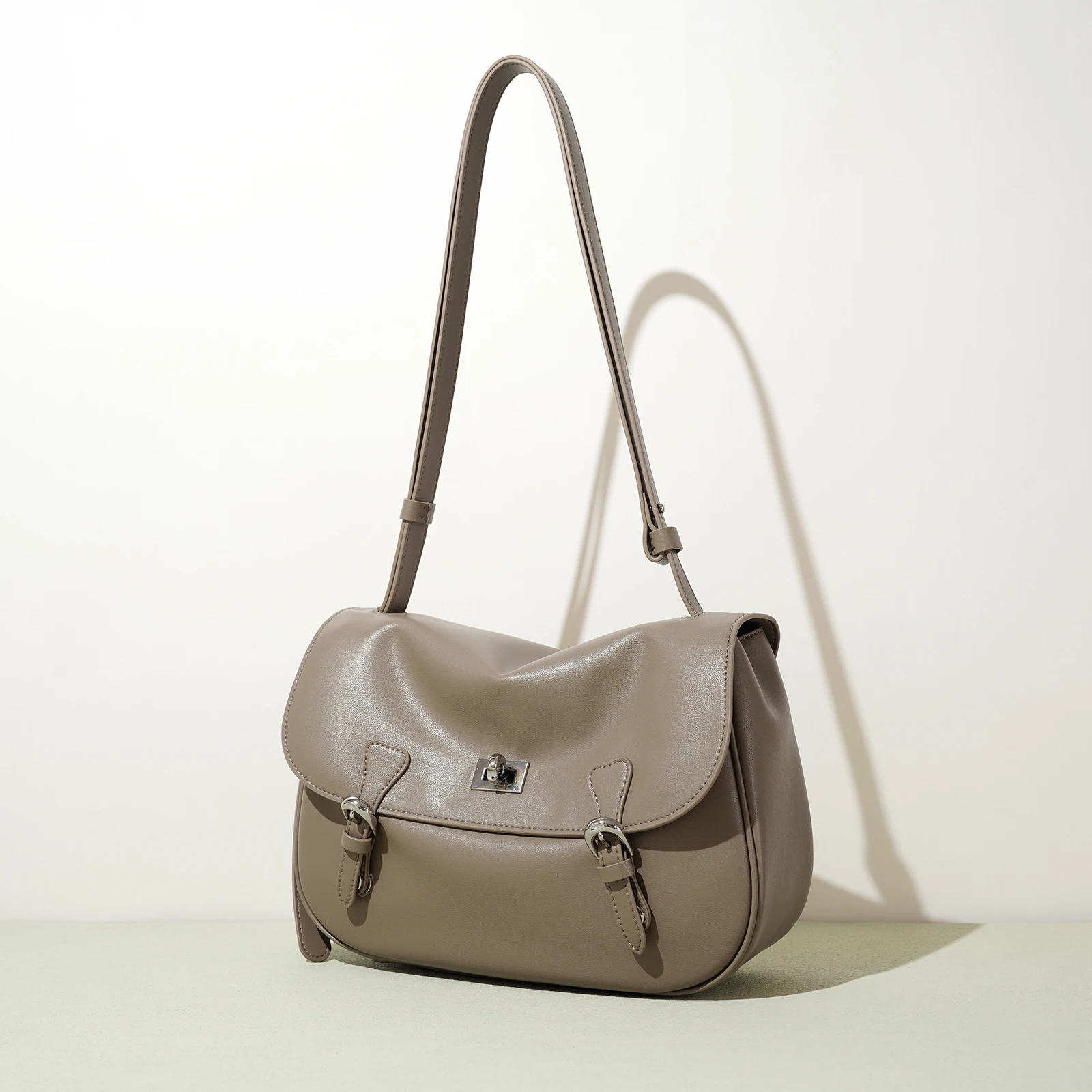 

2025 New Retro Large Capacity Postman Bag College Style High-quality Commuting Shoulder Bag Casual Crossbody Women's Bag
