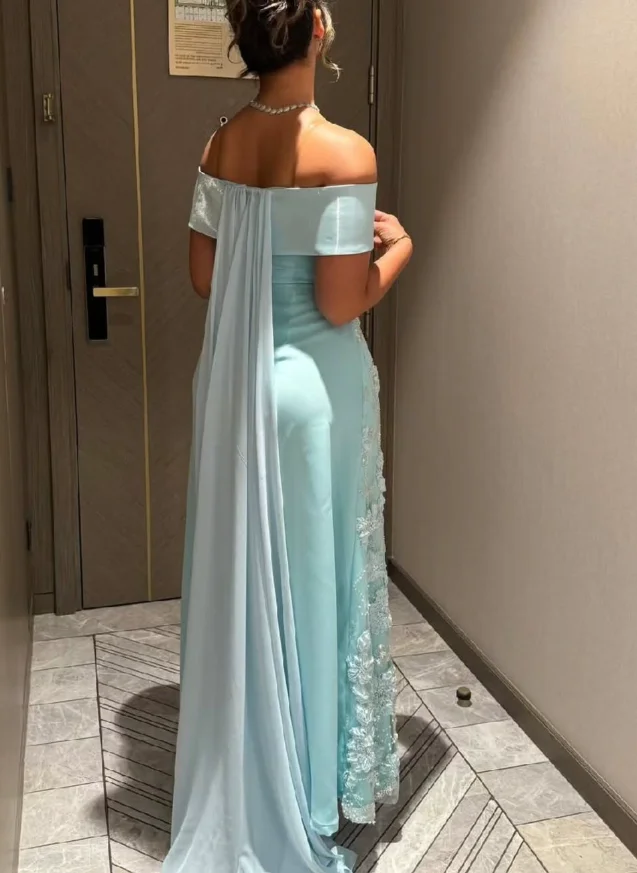 Op maat gemaakt Hoge kwaliteit Mouwloos Schouderafhangend Enkellengte Sweep Trein Gala Ruglooze Applicaties Vestidos De Gala فسات wwwة