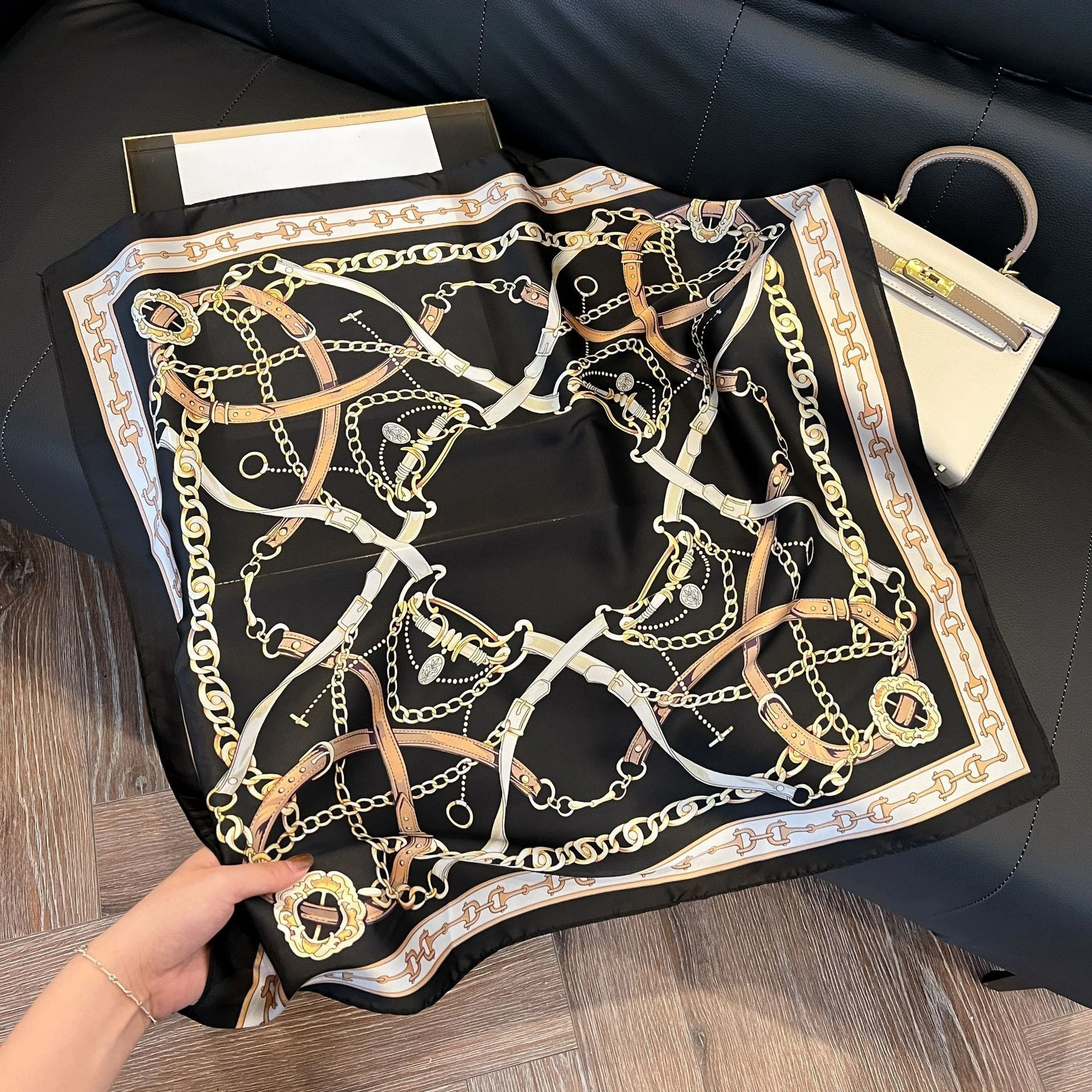 Luxuriöses Kettenmuster Quadratischer Schal Damen Weicher Satin Halstuch Weibliche Haarbänder Elegante Damen Taschenband Stirnband Bandana Schal