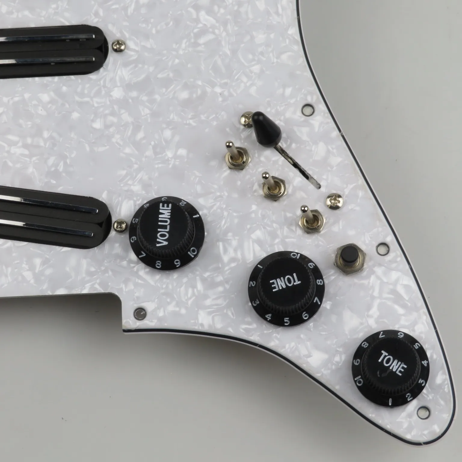 Loaded Rail Pickguard SSH Preassembled Rail Pickups White Pearl Scratch Plate Fit Str/at ST Guitar Full Pre-Wired Circuit