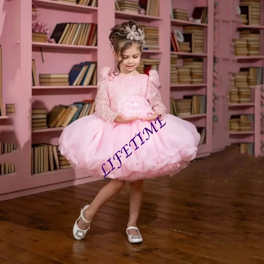 فستان فتاة الزهور اللامع الوردي المخصص مطرز على شكل حرف a طول الركبة وأكمام طويلة فستان زهور ثلاثي الأبعاد لحفلات الزفاف الأولى بالتواصل