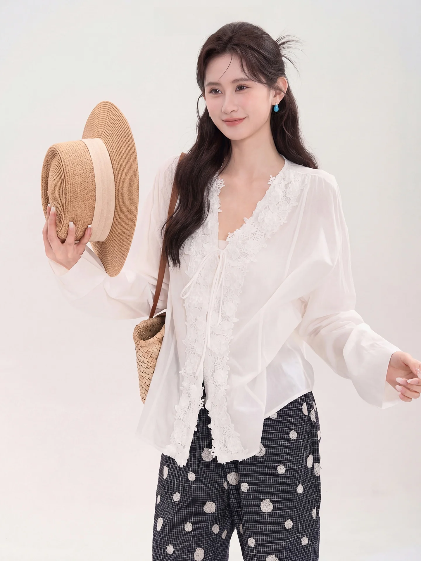 

Женская блузка Heme в парижском стиле с кружевной отделкой, шелковая, с длинным рукавом, V-образным вырезом, на завязках на талии, с цветочным принтом, весенняя коллекция