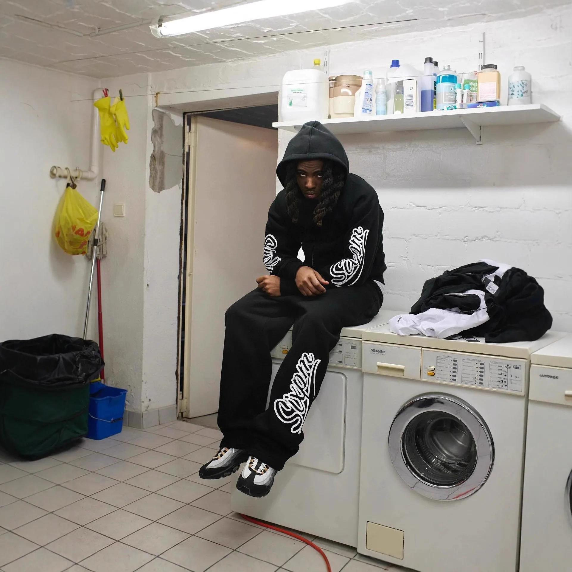 سترة بقلنسوة رياضية مرقعة بشعار Sixpm مطرزة بسحاب على الطراز الأمريكي كاجوال بأكمام طويلة من القطن للشباب