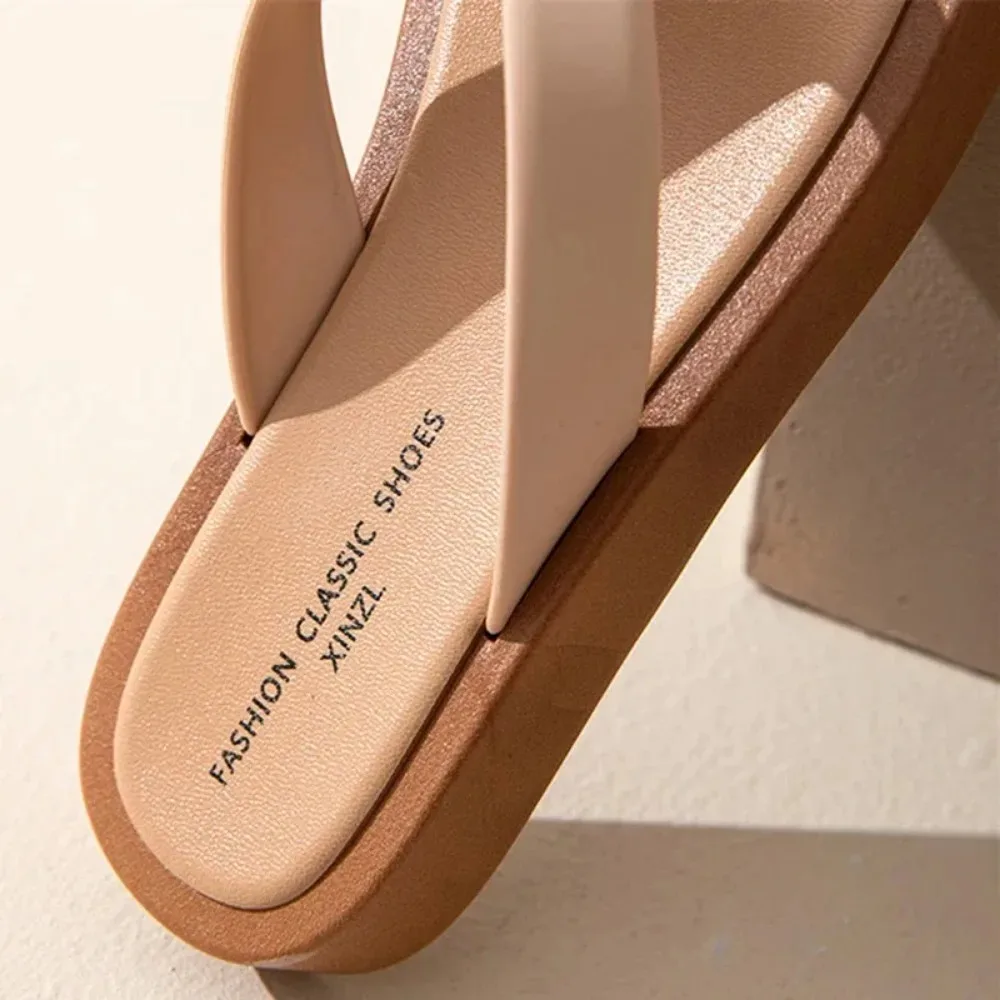 الصيف كليب تو النساء الصنادل النعال جديد 2025 موضة أنيقة سميكة القاع الشرائح أحذية السيدات عادية في الهواء الطلق شاطئ الوجه يتخبط