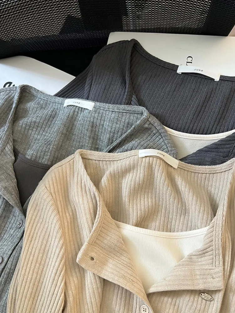 تي شيرت نسائي على الطراز الكوري بتصميم ضيق وأكمام طويلة وياقة على شكل V مع تصميم قطعتين وهمي أنيق للارتداء اليومي