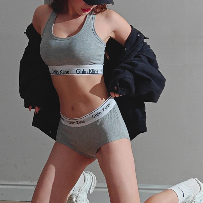 Bavlněná sportovní podprsenka s tílkem s houbičkovou vycpávkou a dámskými sportovními kraťasy - náhled 3