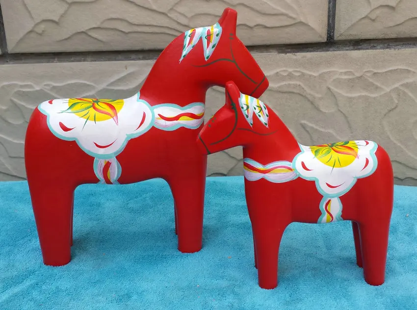 style zakka wood carvings, red horse decorations, color paintings, grinding, success, home gifts, wooden horse decorations