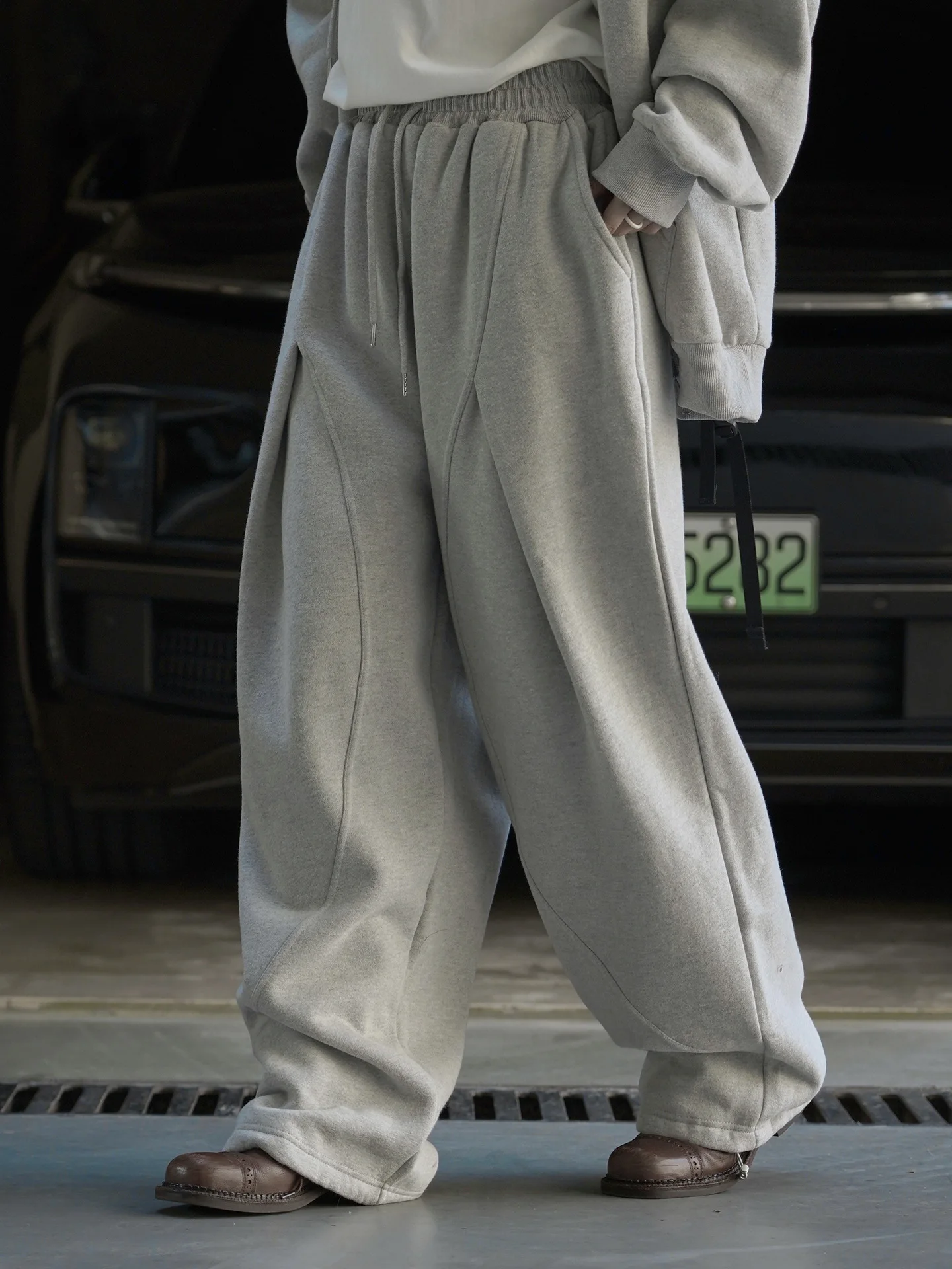 겨울 신상 한국 버전 심플한 신축성 있는 드로스트링 대칭 아치형 스플릿 캐주얼 팬츠 여성용 루즈 팬츠