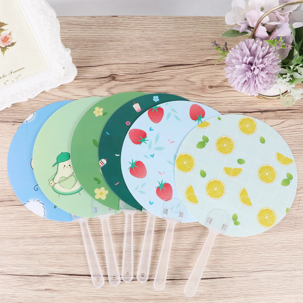 

24 шт. портативных круглых мини-вентиляторов с мультяшным рисунком для дома и путешествий, удобные в использовании, отличный подарок